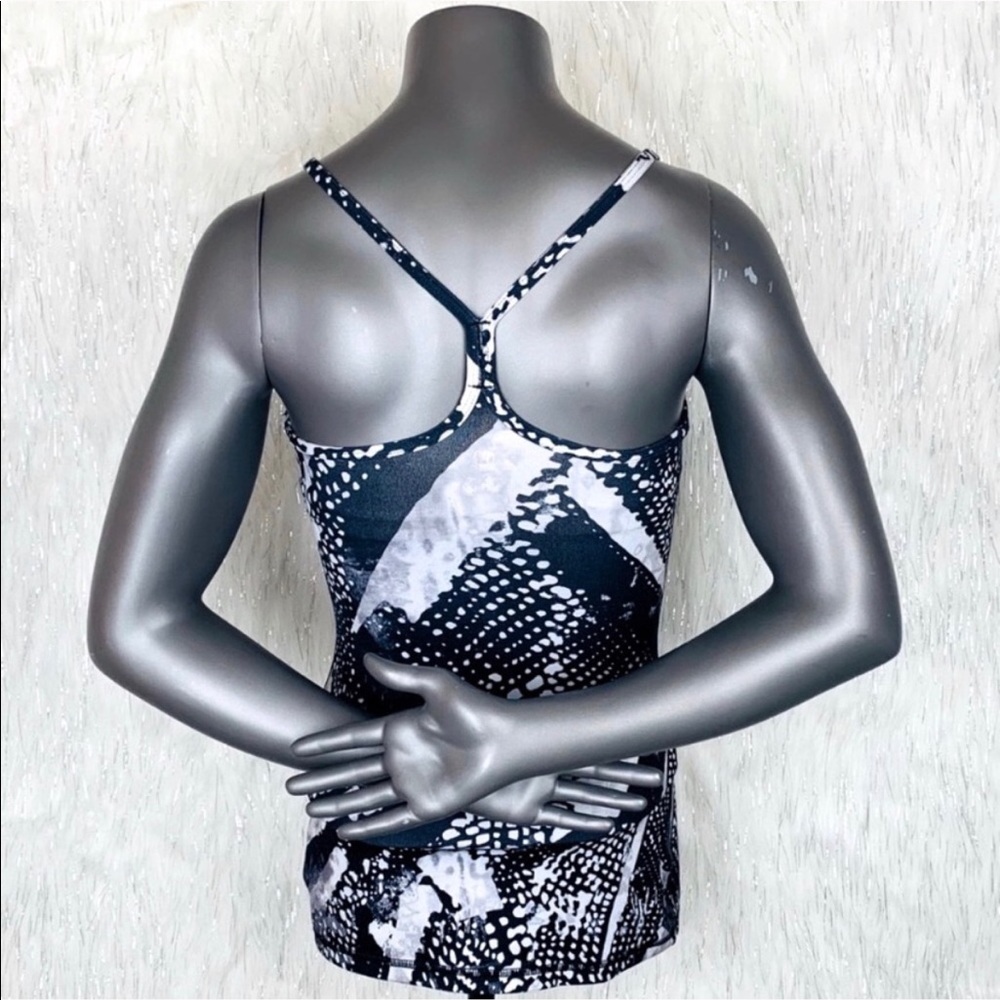🔥Lululemon Athletica Power Y Tank 🔥 - Picture 4 of 6